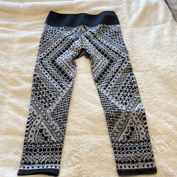 Adorable looking little leggings, perfect for workouts - Picture 2 of 4